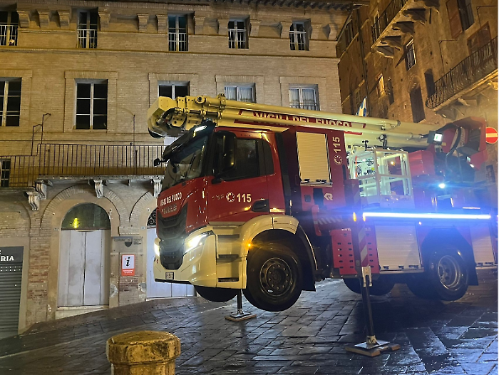vigili del fuoco in piazza del campo