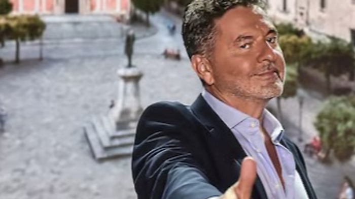 Lo Spaesato stasera in tv luned&igrave; 16 settembre su Rai 2, il people comedy show condotto da Teo Mammuccari