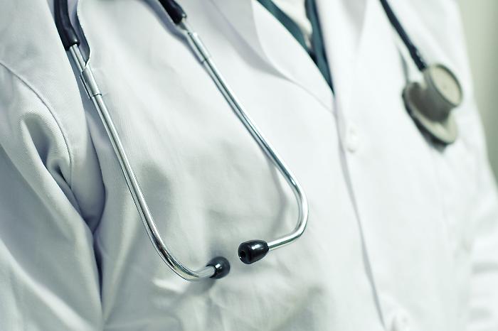 La Fimmg: "Invitiamo anziani e fragili a vaccinarsi contro Covid e influenza"
