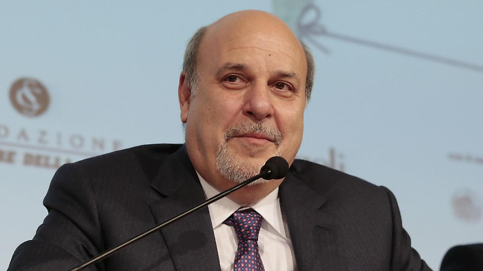 Alan Friedman, chi &egrave; il concorrente a Ballando 2024: gli scoop, l'amicizia con Berlusconi, la moglie e l'amore per la Toscana