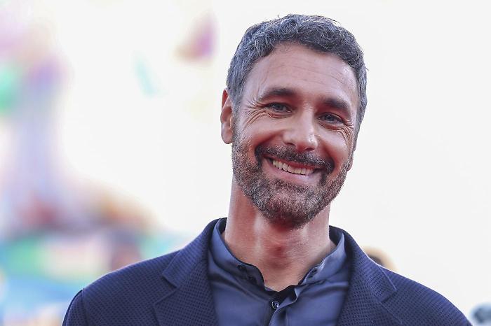 Da parroco di Spoleto a ballerino per una notte: Raoul Bova in pista a Ballando con le stelle su Rai 1. Le anticipazioni