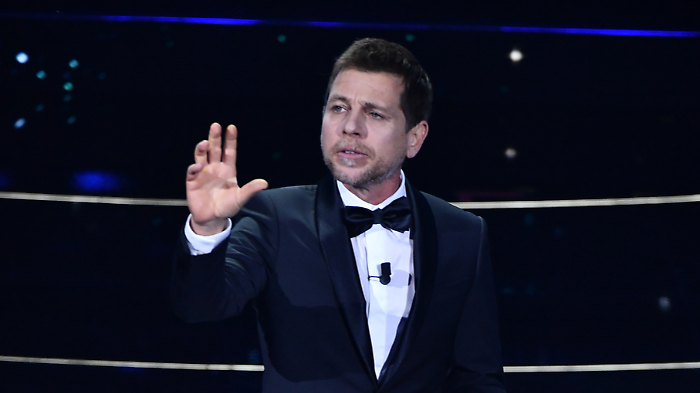 Claudio Gio&egrave;, chi &egrave; il volto di Mike Bongiorno nella fiction Rai: anni, film, vita privata e il complimento da Tot&ograve; Riina