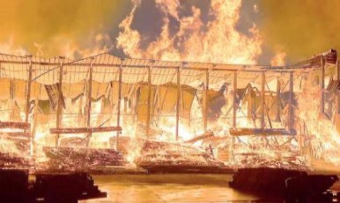 Incendio Donati Legnami, danni per milioni di euro. Periti gi&agrave; al lavoro. Indagini sulle cause del fuoco. La lunga notte dei vigili del fuoco a Sansepolcro