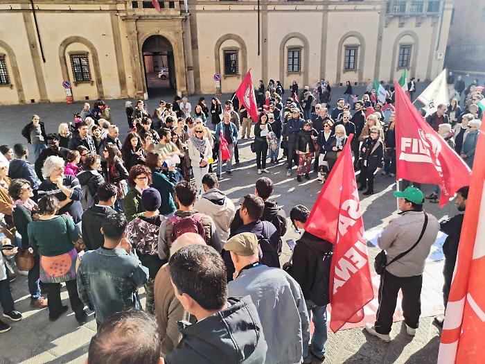 manifestazione su questione migranti davanti alla Prefettura