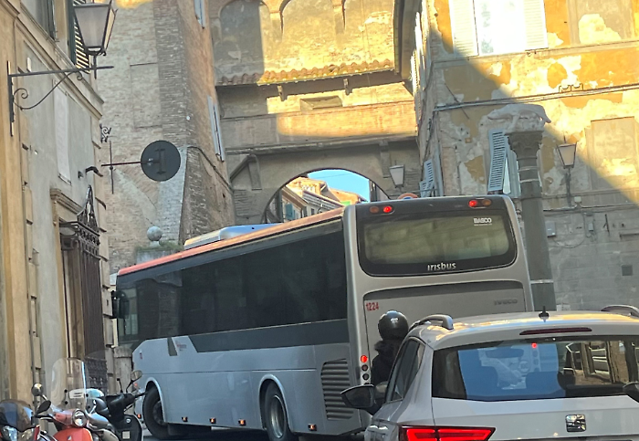 via roma traffico caos