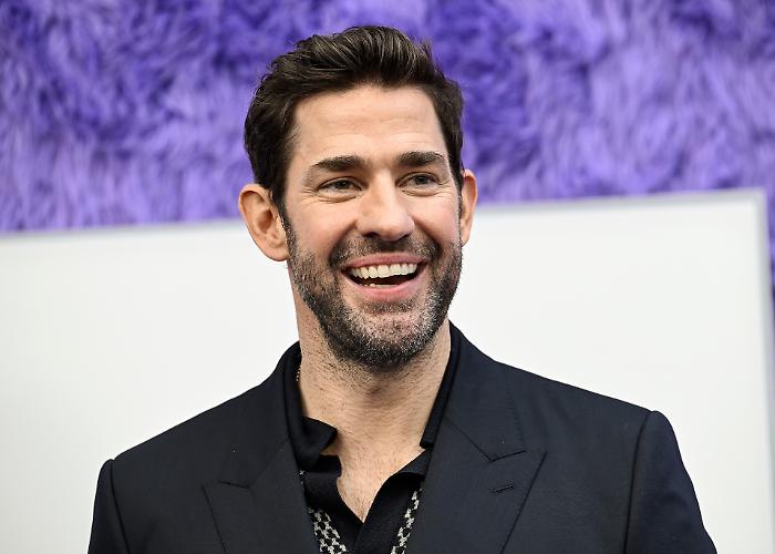 John Krasinski, l'uomo pi&ugrave; sexy del mondo e quel primo incontro con la moglie Emily Blunt: dal colpo di fulmine al matrimonio in Italia