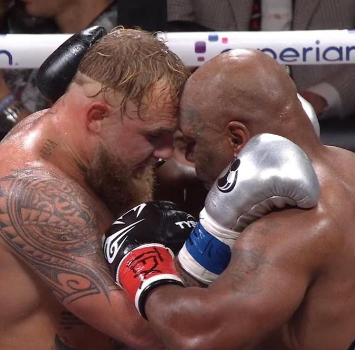 Jake Paul vince e si inchina a Mike Tyson. Il racconto del match di pugilato: 8 round, giudizio unanime e Netflix down