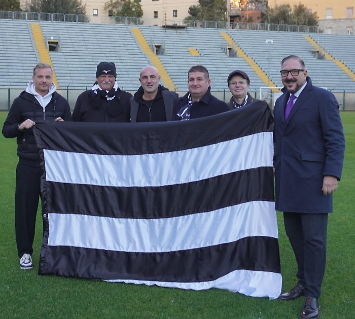 club chiesa consegna bandiere