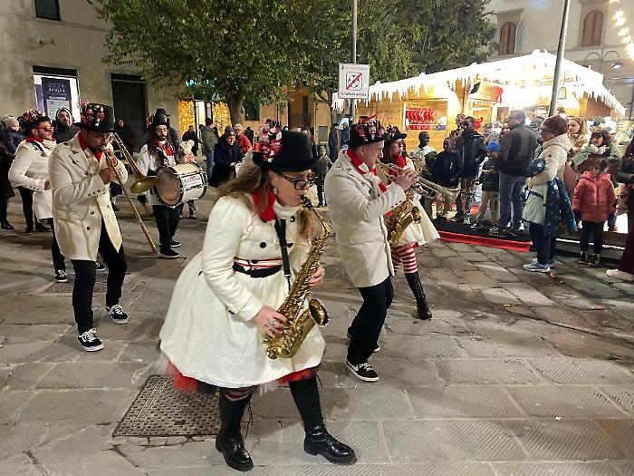 Mercatini natalizi al via a Poggibonsi con tre giornate dedicate al gin