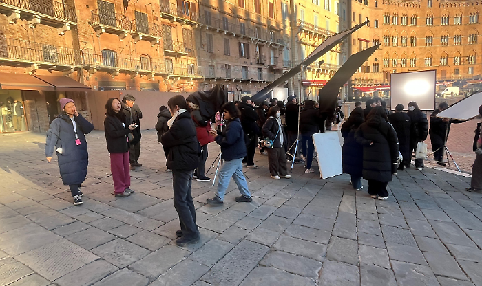 attori coreani in centro a siena