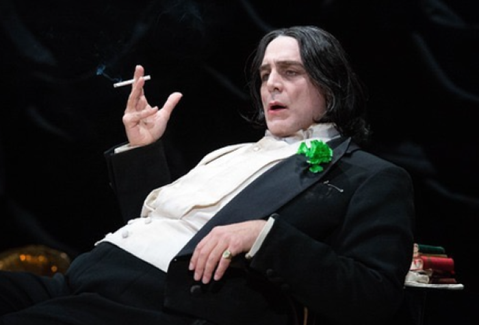 Daniele Pecci, ospite da Caterina Balivo a La Volta Buona in tv per presentare lo spettacolo teatrale Divagazioni e Delizie