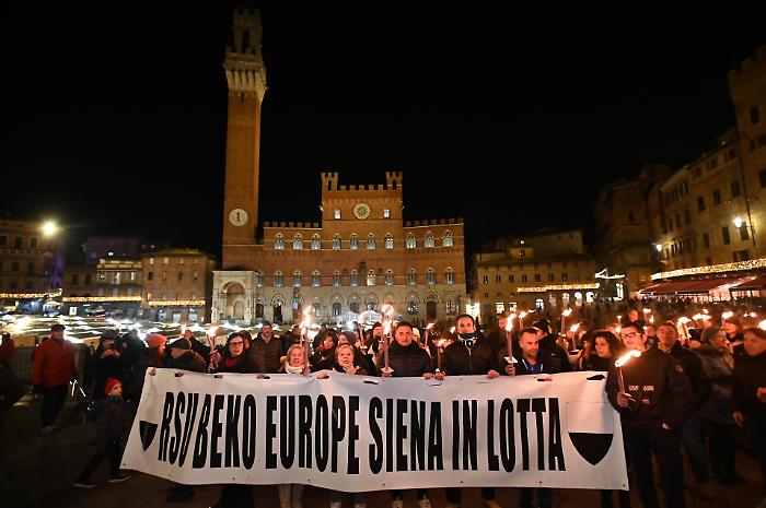 fiaccolata per la Beko