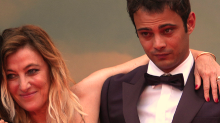 Valeria Bruni Tedeschi, chi &egrave; il compagno Sofiane Bennacer: il film forever young, la scenata di gelosia e le accuse di violenza