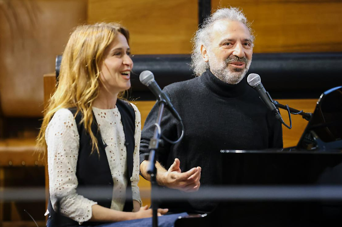 Stefano Bollani e Valentina Cenni, partner nella vita e in tv con La via dei matti n.0: dal colpo di fulmine in aeroporto al matrimonio