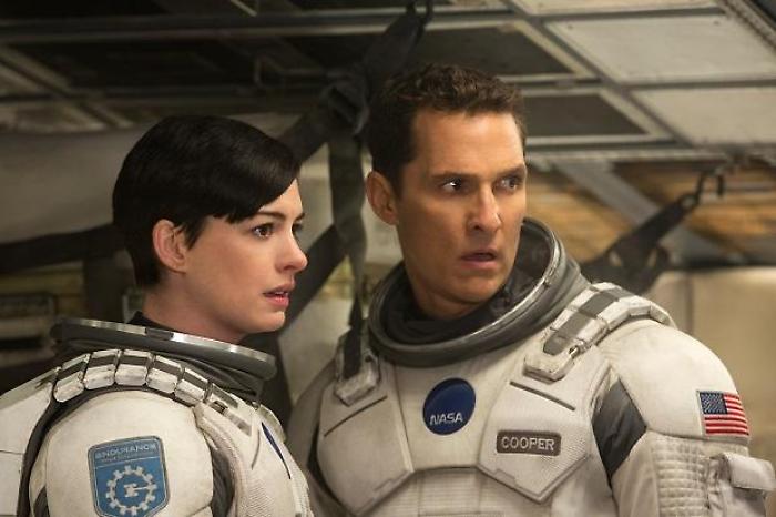 Interstellar, tutte le curiosit&agrave; sul film di Nolan: dall'ipotesi Spielberg in regia al rischio ipotermia per Anne Hathaway