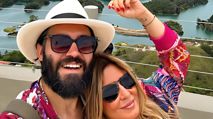 Lorenzo Bigiarelli, fidanzato di Selvaggia Lucarelli ospite su Rai 3 a Farwest ed &egrave; subito polemica sui social: "Salvo...c'&egrave; uno di troppo"