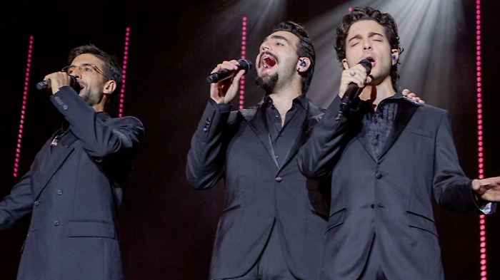 Il Volo a Verissimo per presentare il concerto di Natale, tutte le polemiche: dal dress code invernale in estate ai costi