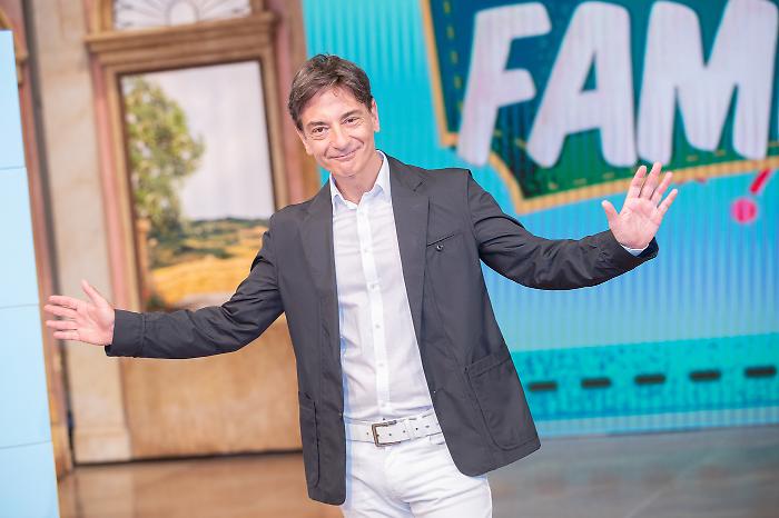 Paolo Fox, chi &egrave; e come ha fatto a diventare il guru dell'oroscopo: dalla tragedia dei genitori alla svolta grazie a Paolo Villaggio