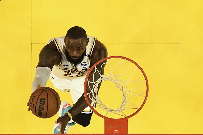 LeBron James compie 40 anni, tutti i record della stella Nba dei Los Angeles Lakers