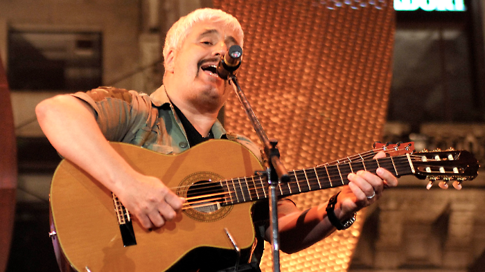 Pino Daniele - il tempo rester&agrave;, ecco il docu-film a dieci anni dalla morte del cantante: la carriera, gli amori e la tragica scomparsa 
