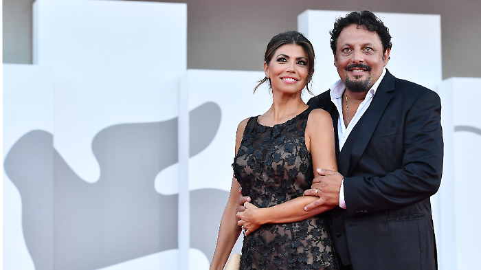 Enrico Brignano stasera in tv su Rai 2 con il suo tour teatrale: ecco chi &egrave; la moglie Flora Canto e come &egrave; iniziata la loro storia d'amore