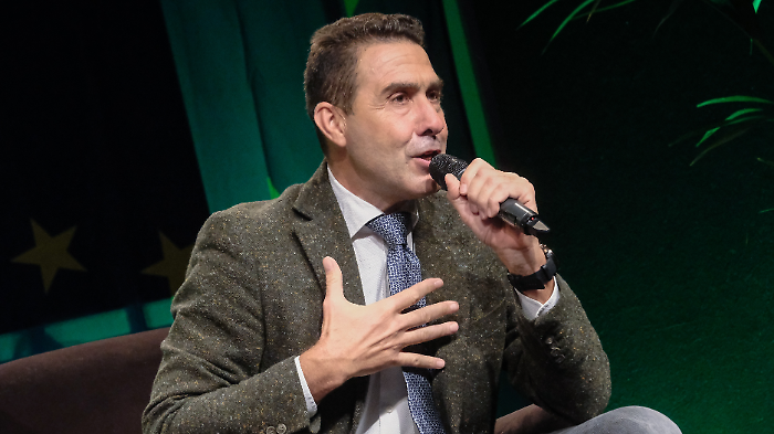 Roberto Vannacci ospite stasera in tv su Rete 4 a Fuori dal coro. Mario Giordano: "Gli hanno fatto dire delle cose che lui non aveva detto pur di attaccarlo"