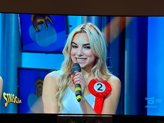 Emma del Toro è super a Striscia La Notizia