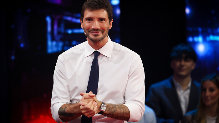 Stefano De Martino ospite stasera in tv da Maria De Filippi a C'&egrave; posta per te su Canale 5: "Lei mi ha cambiato totalmente la vita"