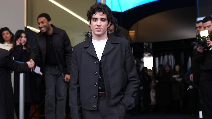 Nicolas Maupas ospite di Caterina Balivo a La volta buona, chi &egrave;: il bullismo subito, il successo con mare fuori e il ruolo nel Conte di Montecristo