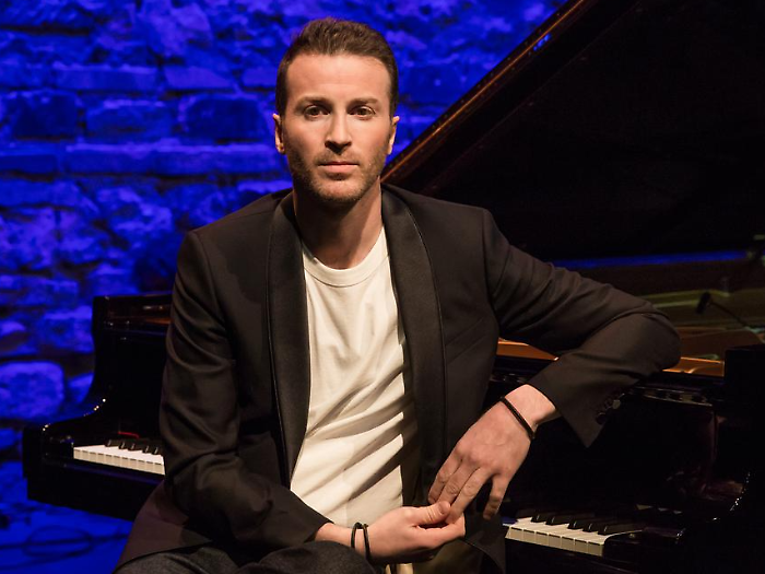 La fuga da una setta del genio del pianoforte che ha composto la musica epica della pubblicit&agrave; di Poste Italiane