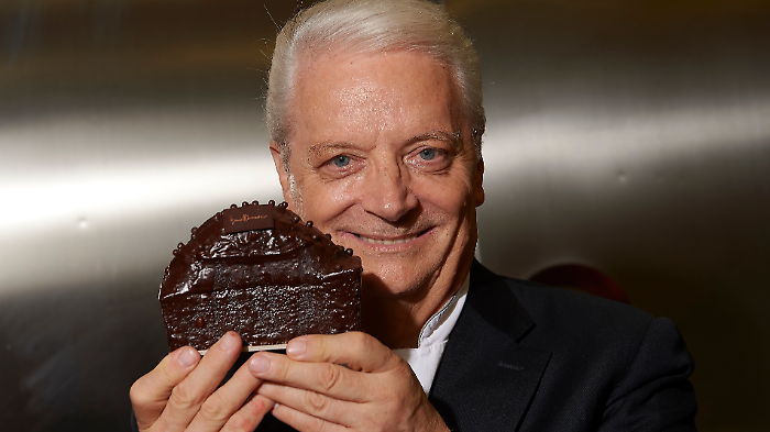 Il re della pasticceria italiana torna a Masterchef: la lunga carriera e i dolci pi&ugrave; iconici di Iginio Massari 