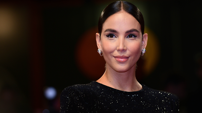 Paola di Benedetto festeggia i suoi 30 anni a Verissimo, chi &egrave;: la carriera tra tv e radio, il flirt con Rkomi e l'amore per Raoul Bellanova