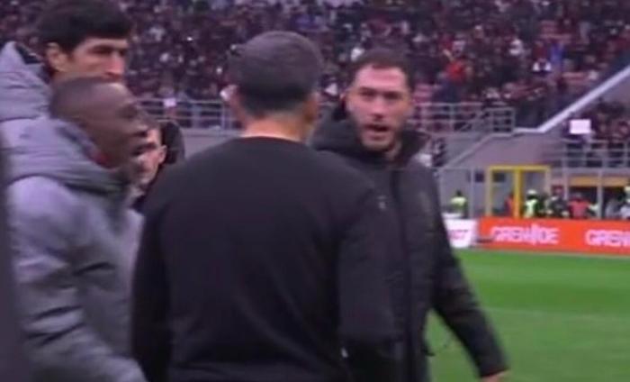 Lite furiosa tra Coince&ccedil;ao&nbsp;e Calabria. Il mister e il capitano del Milan quasi alle mani e divisi dai compagni: il video 