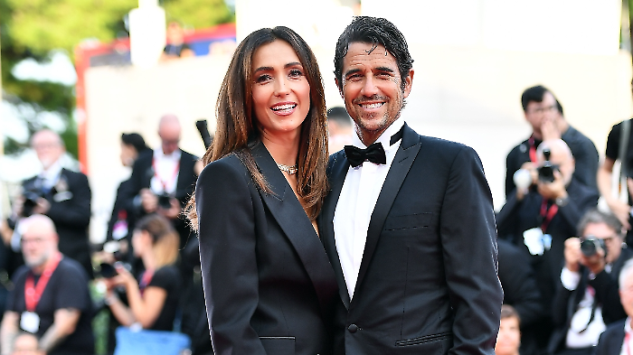 Caterina Balivo torna oggi in tv su Rai 1 con La Volta Buona. La conduttrice controlla il cellulare del marito: "Una sbirciata la do sempre"