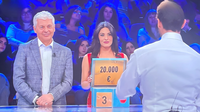 Affari Tuoi stasera in tv su Rai 1, gioca Erica dall'Abruzzo con pap&agrave; Fabio e vice 20mila euro con il pacco numero 3: ecco come &egrave; andata la partita