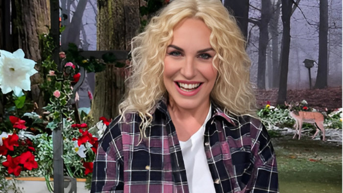 Antonella Clerici in tv con E' sempre mezzogiorno gioved&igrave; 30 gennaio su Rai 1. La conduttrice: "Un regalo riciclato? Un paio di ciabatte di un hotel"