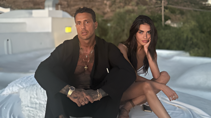 Fabrizio Corona rompe il silenzio sulla storia d'amore tra Chiara Ferragni e Fedez, ma cosa sappiamo della sua? Ecco chi &egrave; la sua fidanzata di 24 anni