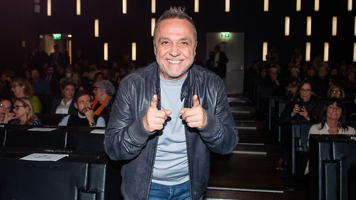 Gabriele Cirilli a Sabato in diretta: dalla svolta grazie a Gigi proietti all'ospitata a Sanremo 2015 di Carlo Conti, fino ai 32 anni di matrimonio con Maria