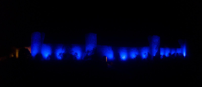 Castello di monteriggioni illuminato di blu