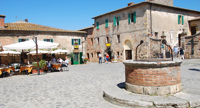 piazza dante monteriggioni
