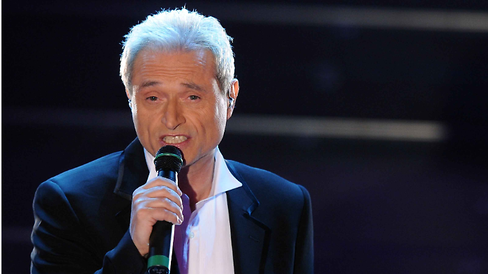 Amedeo Minghi, ospite stasera in tv sabato 8 febbraio su Rai 1 a Ora o mai pi&ugrave;: dal successo al Festival di Sanremo alla tragedia della moglie