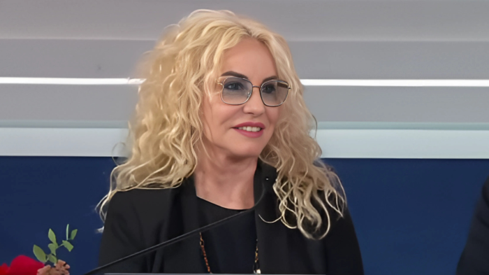 Antonella Clerici si prepara per il 75&deg; Festival di Sanremo, stasera in tv su Rai 1, marted&igrave; 11 febbraio: sui social partono i commenti contro i suoi capelli