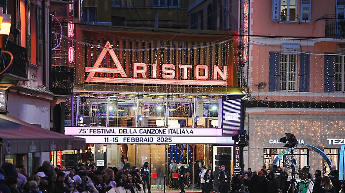 Sanremo 2025, la scaletta minuto per minuto: gli orari degli ospiti e dei cantanti in gara 