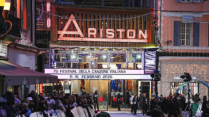 Share Sanremo 2025, Carlo Conti vince la sfida con il Grande Fratello: gli ascolti della terza serata del Festival