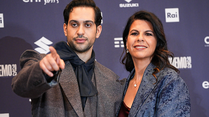 Sanremo 2025, la scaletta minuto per minuto della serata cover: gli orari degli ospiti e dei cantanti in gara 