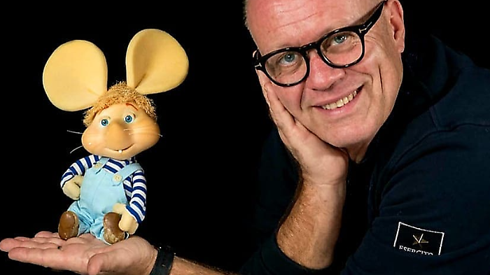 Chi &egrave; Leo Valli, la voce di Topo Gigio che canter&agrave; insieme a Lucio Corsi: dal battesimo artistico con Raffaella Carr&agrave; all'esordio a Sanremo