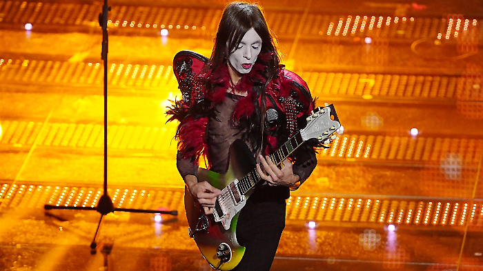 Lucio Corsi incanta Sanremo con una chitarra futuristica: la storia dietro l'iconico strumento 