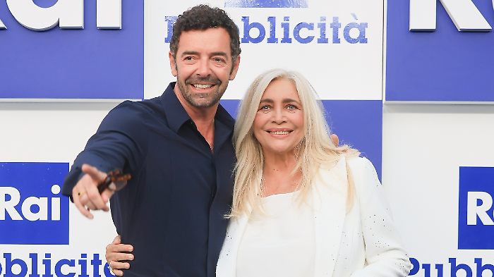 Alberto Matano torna oggi in tv con La Vita in Diretta gioved&igrave; 20 febbraio su Rai 1: ecco la sua storia d'amore con Riccardo Mannino e il grazie a Mara Venier