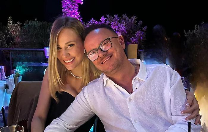 Gigi D'Alessio ha riscoperto l'amore con Denise Esposito. Chi &egrave; la fidanzata 26 anni pi&ugrave; giovane: il primo incontro e i due figli insieme