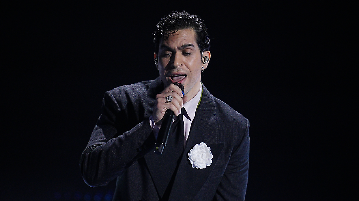 Mahmood ospite stasera in tv a C'&egrave; posta per te, sabato 22 febbraio: dal successo con Sanremo al rapporto con i genitori